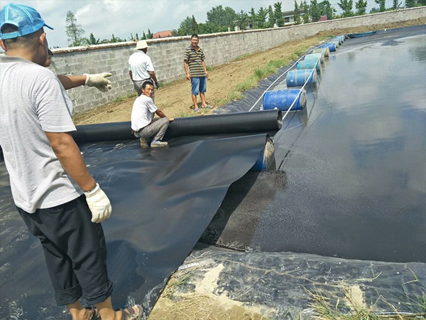 如何避免土工膜鋪設(shè)過(guò)程中的損壞？